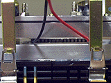 増設冷却板と廃熱側熱交換器に挟まれたペルチェ素子