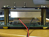 CPU側熱交換器とTE素子取付板に挟まれたペルチェ素子