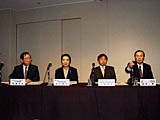 右から日本IBMの長野一隆事業部長、コジマの小島章利専務取締役、ジャストシステムの浮川初子代表取締役専務、日立の百瀬次生事業部長