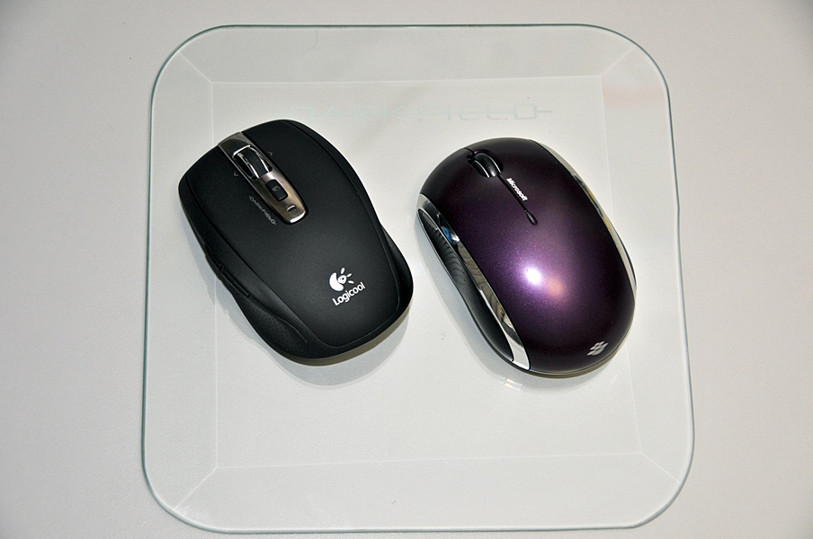 �}�C�N���\�t�g��Wireless Mobile Mouse 6000�ƕ��ׂĂ݂��BBlueTrack�̓K���X�ʂł̃g���b�L���O�͍s�Ȃ��Ȃ��B�������A��ԑ傫�ȈႢ�̓z�C�[���̃t�B�[�����O���낤