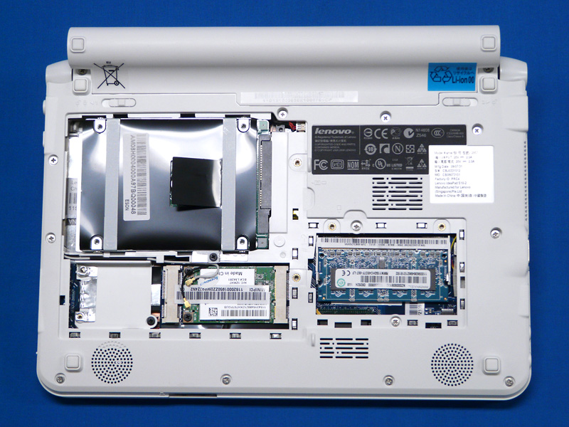 �{�̒�ʁB�召�񖇂̃p�l�����O����HDD�⃁�����ȂǊȒP�ɃA�N�Z�X�ł��A�����e�i���X���͗ǂ�