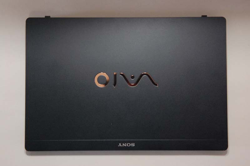 VAIO X�̏�ʁB�X�����f���̃{�f�B�J���[�̓u���b�N�݂̂����AVAIO�I�[�i�[���[�h���f���ł́A�v���~�A���J�[�{���ƃS�[���h���p�ӂ���Ă���