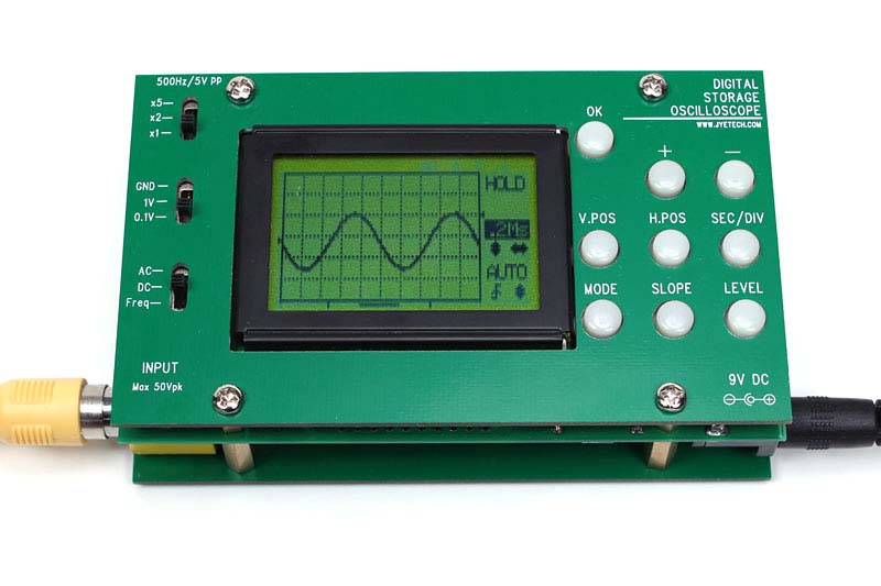 �T���v�����O���g��5MHz�̃f�W�^���I�V���ł��B�v�b�V���{�^�������ő��삷��̂ŁA�����܂�肭�ǂ������͂���܂����A������Ƃ����g�`�̊m�F�ɂ͏\���g���܂��B�ʐ^��1KHz�̐����g��\�����Ă���Ƃ���