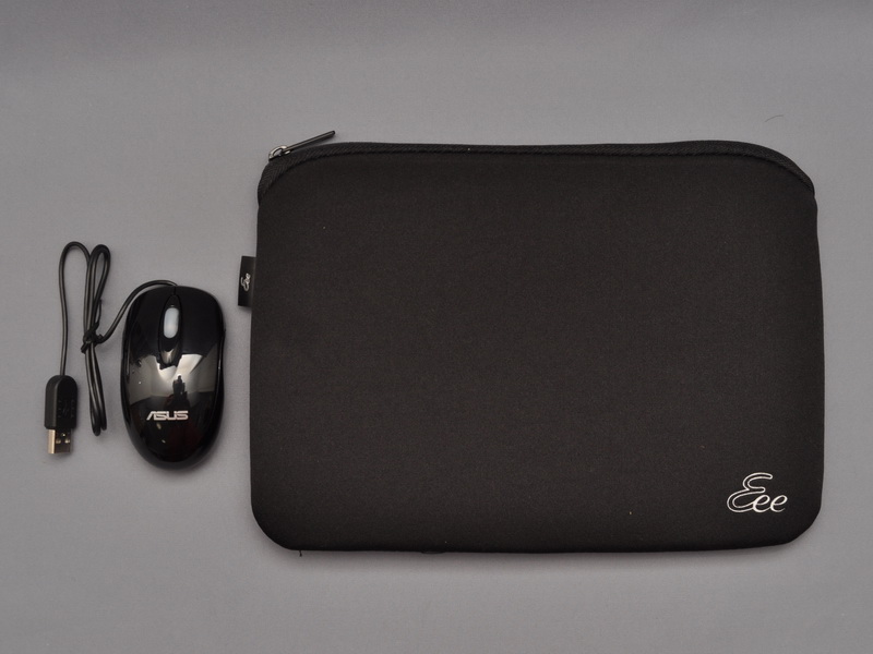 Eee PC 1005HR-WS�ɂ́A���w��USB�X�N���[���}�E�X�Ɛ�p�P�[�X���t������