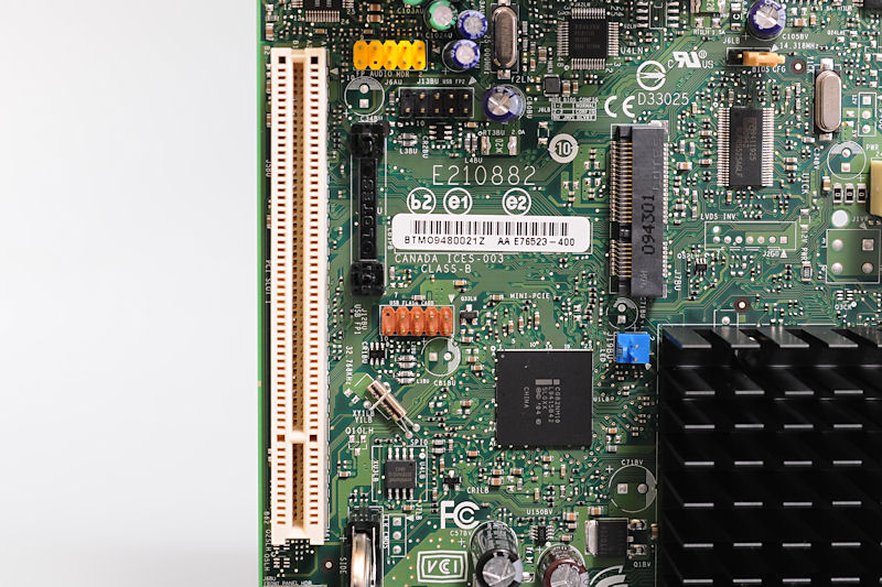 �y�ʐ^7�z�g���X���b�g��PCI�APCI Express Mini Card���e1�X���b�g�����Ă���