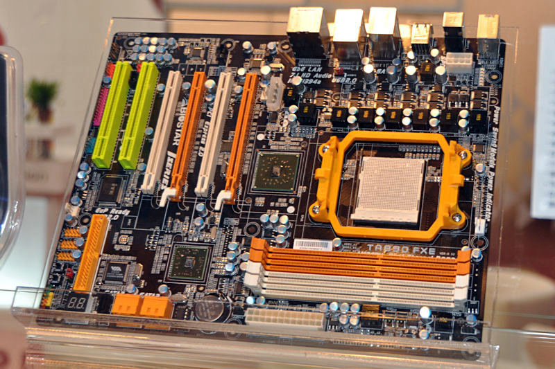 BIOSTAR�̢TA890FXE��B���Ђ�G.P.U. Technology�ƌĂԏȓd�͋@�\�𑕔��BDDR3-1800�܂ł�OC������������Ă���