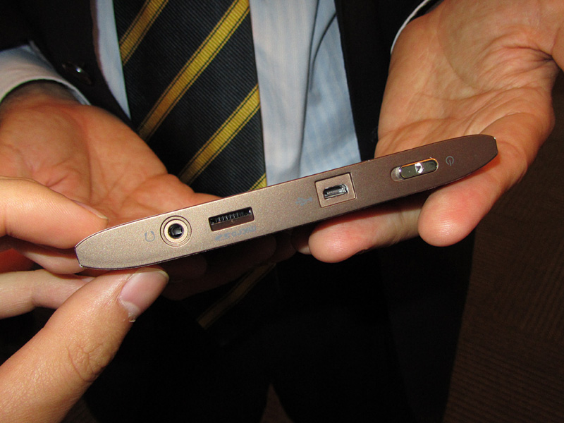 USB�[�q������A�[�d���\�B�܂��A�w�b�h�t�H���[�q������AMP3�̍Đ����\