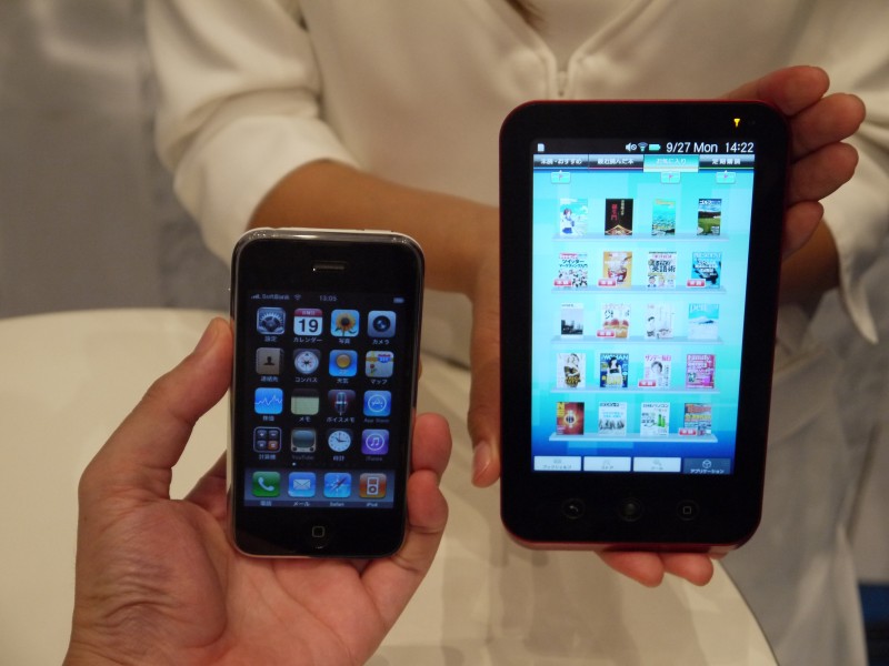 iPhone 3GS(��)�ƃ��o�C���^�C�v(�E)�̃T�C�Y��r