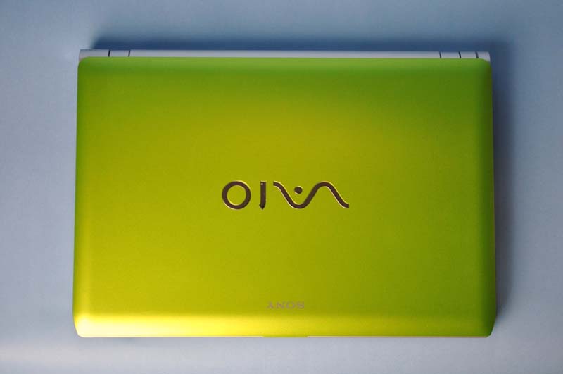 VAIO Y(YB)�̏�ʁB���p�@�̓V�̃J���[�̓O���[�������A���Ƀs���N�ƃV���o�[���p�ӂ���Ă���
