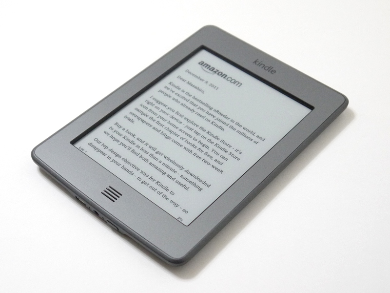 �uKindle Touch�v�B3G�ڑ��ɑΉ������uKindle Touch 3G�v�Ƃ��ǂ��A���{�ւ̏o�ׂɂ͑Ή����Ă��Ȃ��̂ŁA����ɂ������Ă͌��n�̒m�l���s�Ǝ҂Ȃǂ��o�R����K�v������B�L������/�Ȃ���2���f�����p�ӂ���邪�A����͍L���Ȃ����f��(139�h��)���`���C�X