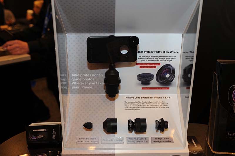 iPhone 4/4S�Ή��̃��C�h�A����̃R���o�[�^�����Y���j�b�g�uThe iPro Lens�v�B�g��Ȃ��R���o�[�^�����Y�͉_�䕔���Ɏ��[�ł���