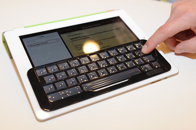 iPad�ŃN���b�N���̂���^�b�`�^�C�s���O����������J�o�[�uiKeyboard�v�B�y���Ĕ������߁A���قǎז��ɂȂ�Ȃ��ƏЉ��Ă���B�m���ɂ����������͂Ȃ邪�A���̃J�o�[��t�����܂܂ł��AApple������SmartCover���@�\���Ă����B���ۂɃ^�C�v���Ă݂����A�z���ȏ�ɑł��₷���m���Ƀ^�C�s���O�̌����͂悭�Ȃ肻���ł���B�����������_�ŏ��i������Ă���͉̂p��z��̂�