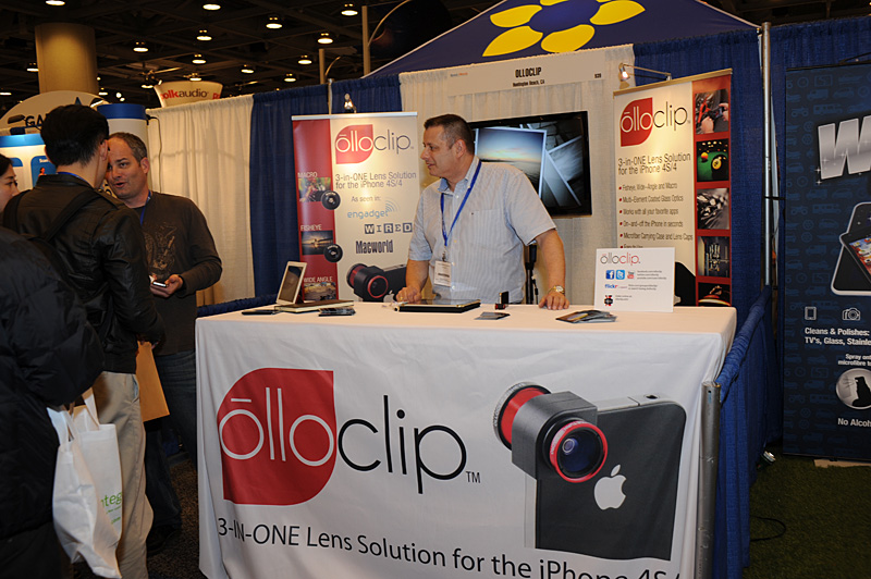 International CES�̋L���ł��Љ�����A������͑O�o��iPro Lens�ɔ�ׂāA������������y�ȉ��i�ƂȂ�uollo Clip�v�B���{�����ɂ��̔��㗝�X�������āA6,195�~�œ���\�B���C�h�A����A�}�N���̃Z�b�g�ɂȂ�BiPhone 4/4S�ɋ��ݍ���Ŏg�p����