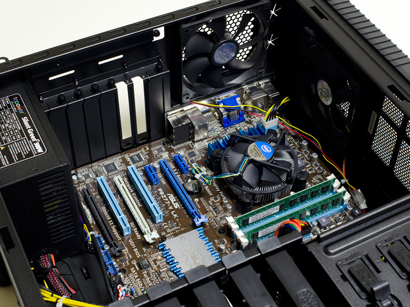 �}�U�[�{�[�h��ASUS P8Z77-V LK(ATX)���g�p�B�P�[�X�����͔w�ʂ����łȂ��A��ɂ��t�@��������