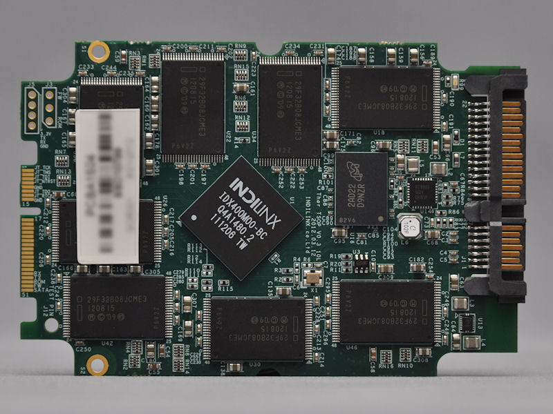 �������512GB���f���̊�B�R���g���[���Ȃǃ`�b�v�̔z�u��128GB���f���Ƃقړ����B�e��256Gbit��Intel��MLC NAND�t���b�V���������`�b�v�u29F32B08JCME3�v��8�ƁA�e��4Gbit��Micron��DDR3-1600�`�b�v�uD9NZR�v�𓋍�