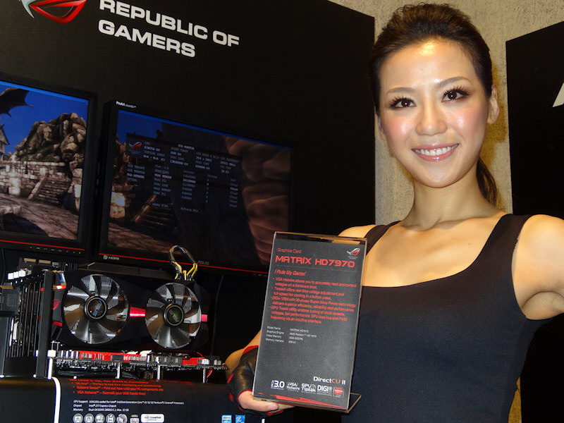 Radeon HD 7970���ڂ́uMATRIX HD 7970�v�BMaximus V Extreme�Ȃǂɓ��ڂ����I�[�o�[�N���b�N�@�\�uROC OC Key�v�ɑΉ����A�N���b�N��d���𒲐��\�B�d����20�t�F�[�Y
