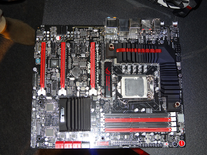 Maximus V FormulaIntel Z77 Express�`�b�v�Z�b�g���ڂ̃Q�[�}�[�������i�B�d������̃q�[�g�V���N�͋�₾������Ȃ��A�t��ɂ��Ή�����̂������B�܂��ASupremeFX IV�Ƃ��������𑕔�����������搂�