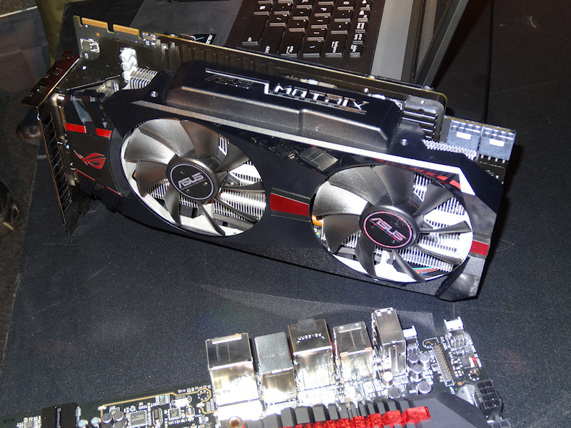 Radeon HD 7970���ڂ́uMATRIX HD 7970�v�BMaximus V Extreme�Ȃǂɓ��ڂ����I�[�o�[�N���b�N�@�\�uROC OC Key�v�ɑΉ����A�N���b�N��d���𒲐��\�B�d����20�t�F�[�Y