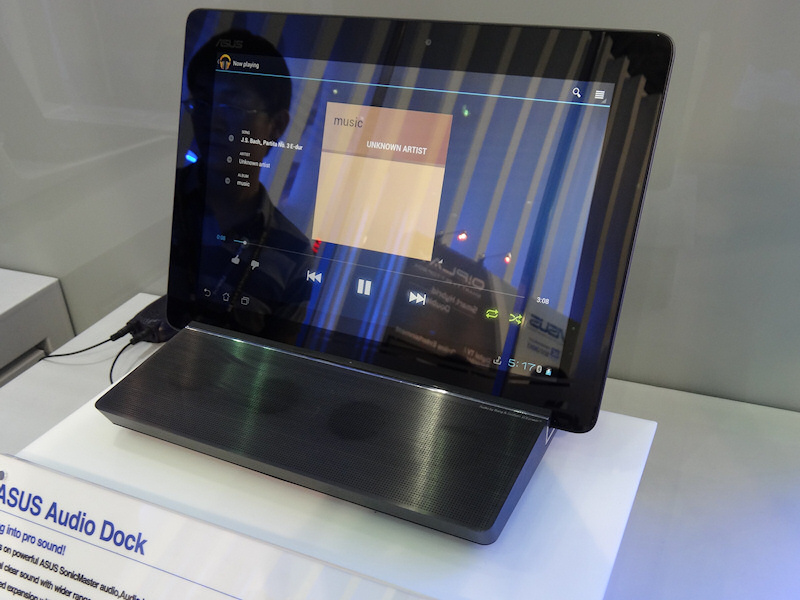 SonicMaster�I�[�f�B�I������Audio Dock�B�Ή����i��TF201/TF300T/TF700T�BUSB 2.0�ASD�J�[�h�X���b�g�������B�o�͂�3W�~4�B�{�̃T�C�Y��220�~140.4�~34.1mm(��)�A�d�ʂ�450g