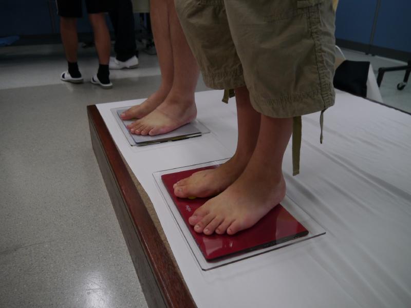 �Q���҂��g�ݗ��Ă��̂Ɠ���Ultrabook�uLIFEBOOK UH75�v�̏�ɏ���Ă݂�B200kgf�܂ł̑ω׏d������