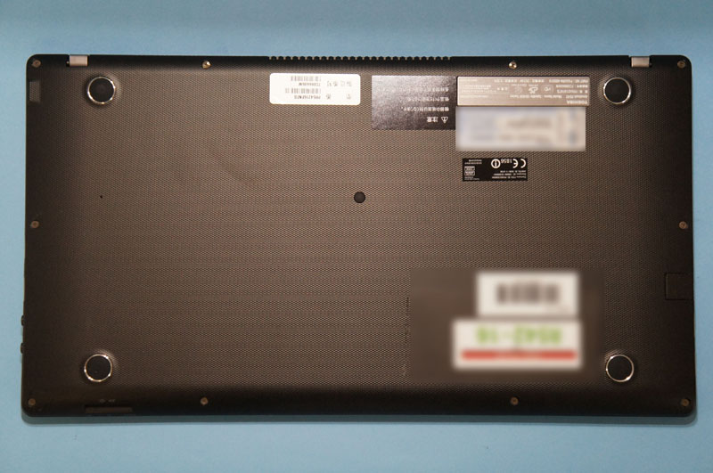 dynabook R542�̔w�ʁB���������݂�o�b�e�������Ȃǂ͂ł��Ȃ��悤�ɂȂ��Ă���