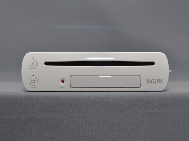 본체 정면.  광학 드라이브는 슬롯 인 타입.  전원 버튼과 배출 버튼이