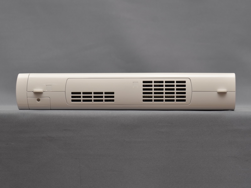 우측면에는 흡기구의 슬릿이