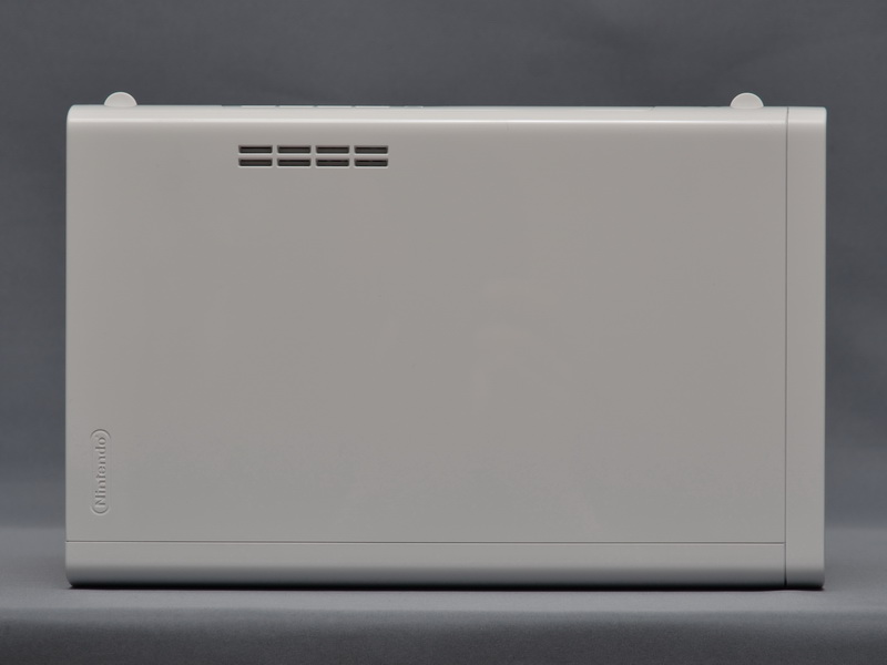 본체 상부.  이쪽도 흡기 용 슬릿이있을 뿐이다