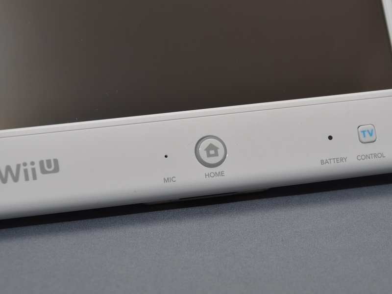 액정 하단에 HOME 버튼이 있고 그 왼쪽에는 마이크 구멍이 보인다