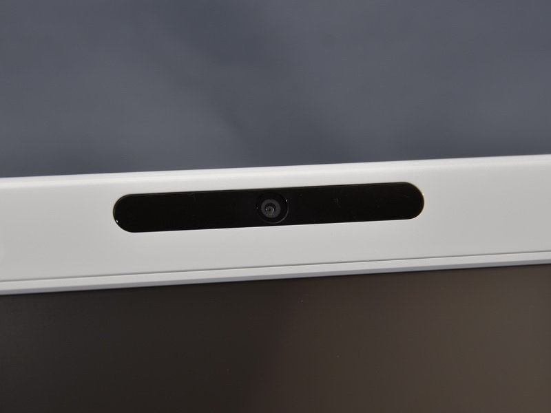 액정 상단에 카메라를 탑재