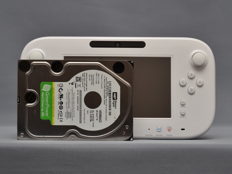 크기는 약 255.4 × 133.4 × 41mm (동), 게임기의 표준 컨트롤러로는 꽤 큰