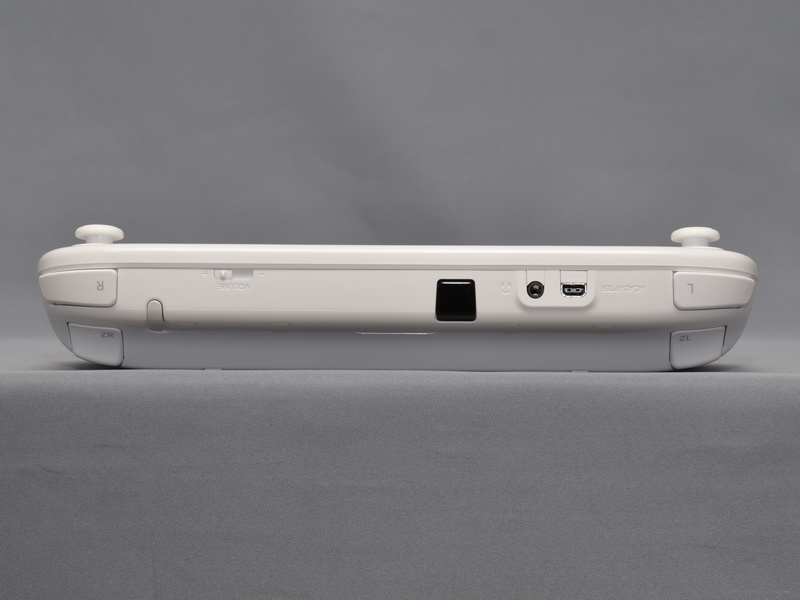 안쪽에는 펜의 수납 부분, 볼륨, 적외선 센서, 헤드폰 단자, 전원 커넥터가