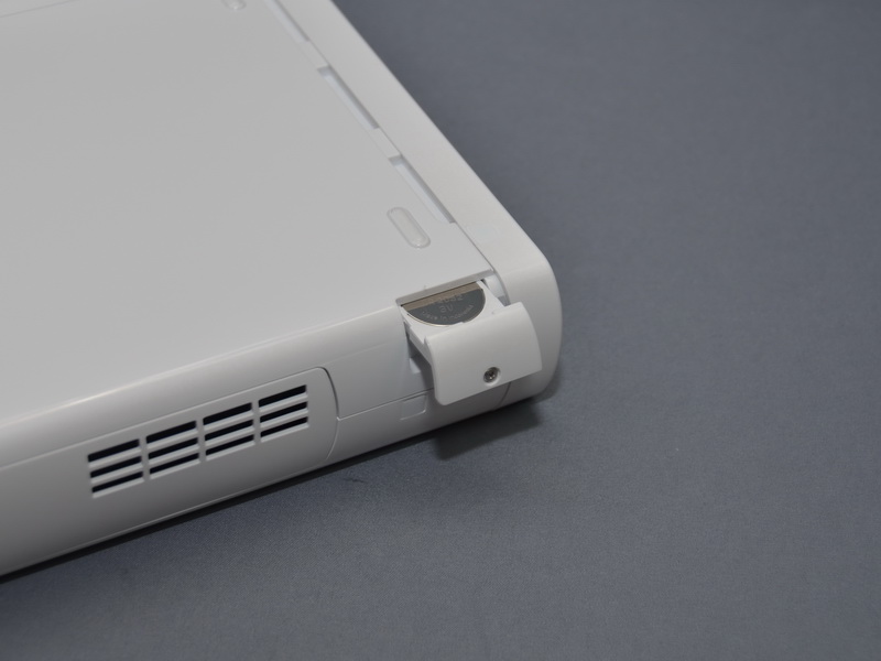 먼저, 오른쪽에 보이는 나사를 풀고 빼 내면 내부 유지 용 배터리를 꺼낼