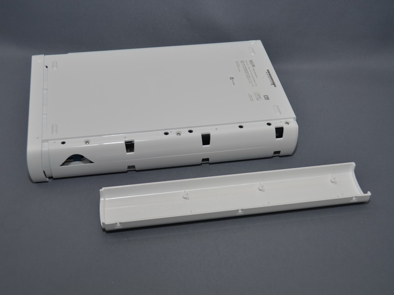 나사를 모두 제거하면, 왼쪽의 커버를 분리하고 거기에 보이는 나사를 제거