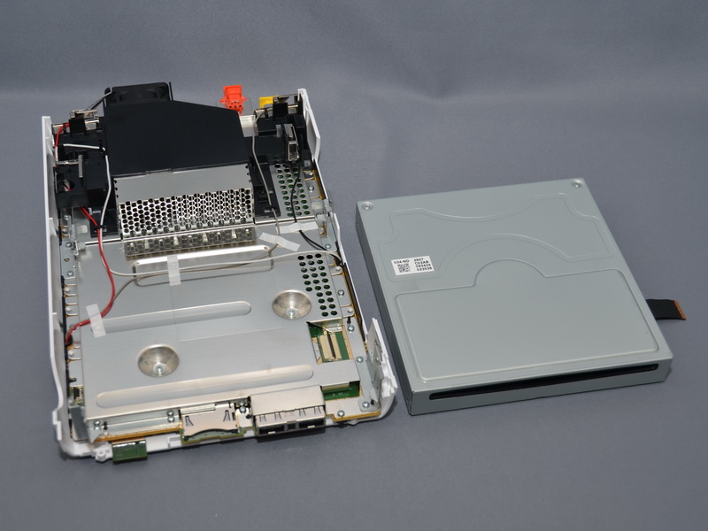 광학 드라이브를 분리.  이 광학 드라이브는 Wii U와 Wii 전용 광학 미디어 만 사용할 수 있으며 DVD와 BD는 사용할 수없는