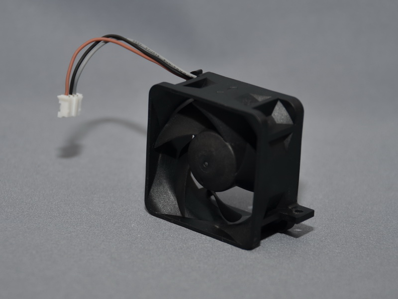 배기 팬은 직경 40mm, 두께 20mm.  이번 분해 한 장비는 Delta Electronics 제의 ASB0405LD-AH28라는 모델의 팬이 설치되었다