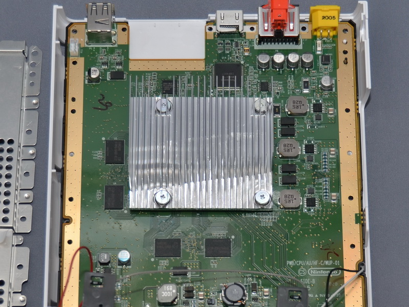 금속 실드를 분리하면 안쪽에서 프로세서에 장착 된 방열판이 나타난다