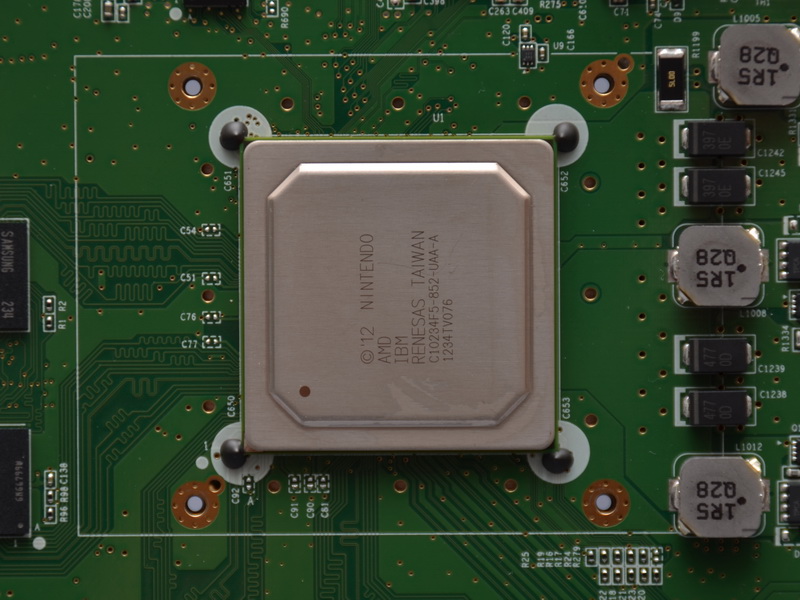 Wii U의 커스텀 프로세서.  IBM Power 기반의 멀티 코어 프로세서와 AMD Radeon 기반의 GPU를 통합.  표면은 NINTENDO, IBM, AMD, RENESAS 문자가 보인다