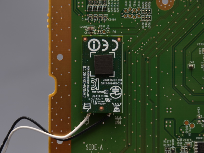 뒷면에는 앞면에 2 개의 케이블이 늘어나고있는 무선 모듈이 2 개 장착되어있다.  인터넷 연결을위한 무선 LAN 모듈과 컨트롤러 연결을위한 무선 모듈 보인다