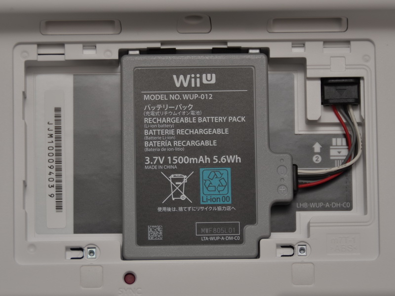 뚜껑 안쪽에는 배터리를 내장.  배터리 용량은 3.7V 1,500 mAh에서 3 ~ 5 시간의 연속 사용이 가능하다.  배터리는 쉽게 교체 할 수