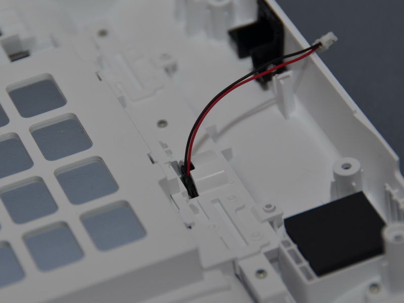 뒷면 커버는 진동 용 모터가 설치된