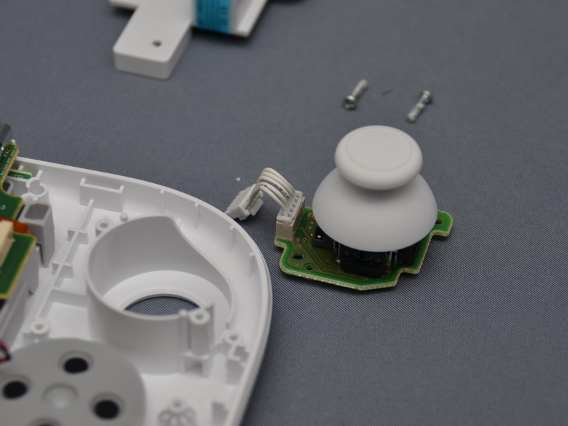 아날로그 컨트롤러는 나사 2 개로 고정되어