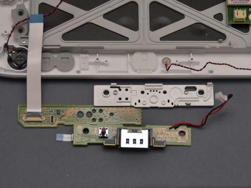 메인 보드에 연결되는 케이블을 분리 한 후, 앞의 작은 기판을 분리한다.  확장 커넥터 및 SYNC 버튼, 마이크, TV 리모컨 호출 버튼, Power 버튼 등이있다