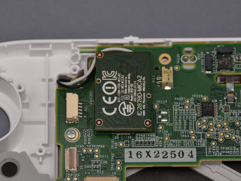 메인 보드에는 안테나 케이블이 2 개 늘어나는 무선 모듈이있다.  아마도 본체와 연결을위한 무선 모듈 보인다