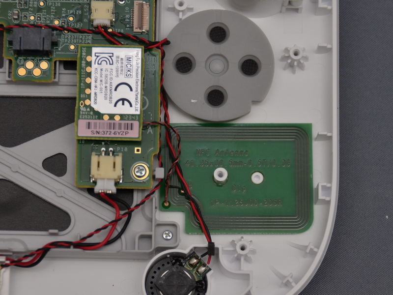 기판 우측 하단에 무선 모듈 보이는 작은 기판이있다.  이것은 NFC 모듈과 생각, 하단 오른쪽의 안테나 보드에 연결되어있는