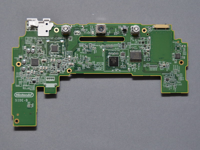 기판 뒷면.  중앙 상단에 카메라 모듈이 탑재 된
