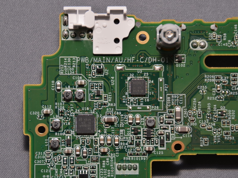 뒷면에도 일부 칩이 탑재되어있다.  이쪽도 자세한 모르는 것이 많지만, 센서류가 아닌가 생각된다