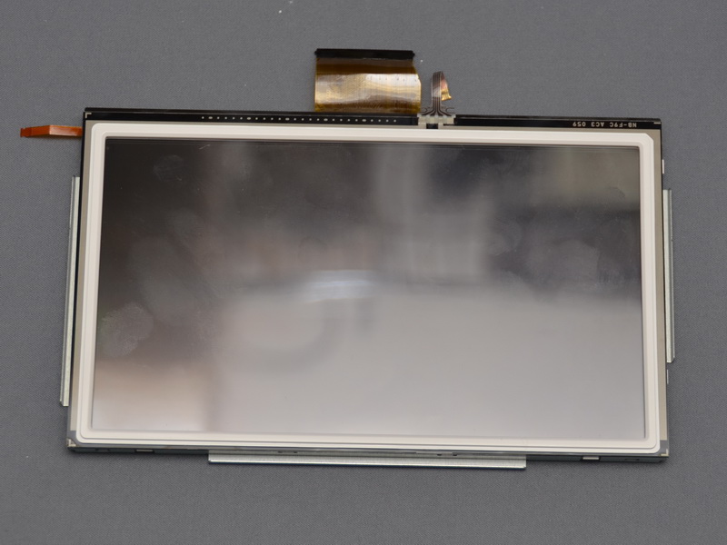 터치 패널 액정을 꺼낸 모습.  제조업체를 시사하는 기술은 눈에 띄지 않았다