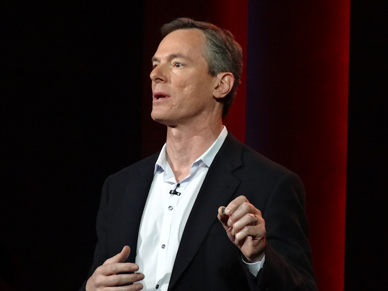 Snapdragon 800を手に持つジェイコブス氏