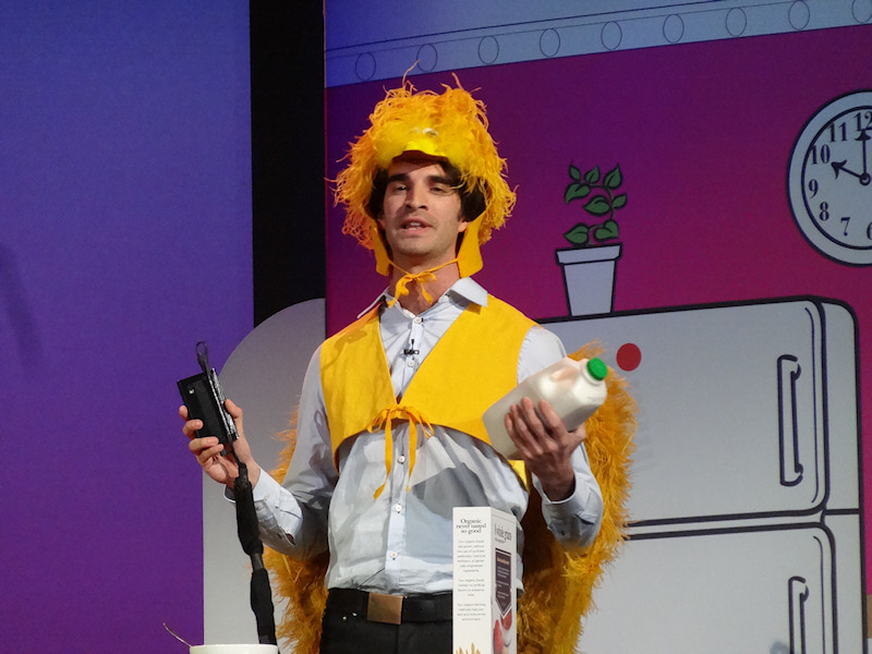 Qualcomm의 AR 어플리케이션 개발 플랫폼 Vuforia를 사용한 Android 용 교육용 애플리케이션의 데모.  제품 라벨을 카메라로 읽어내는 것으로, 알파벳을 기억해 간다